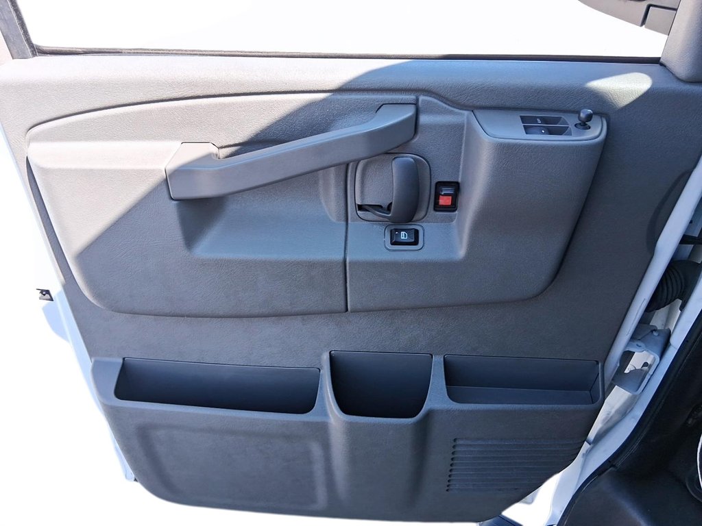 2023 Chevrolet Express Passenger 3500 LT in Stratford, Ontario - 13 - w1024h768px