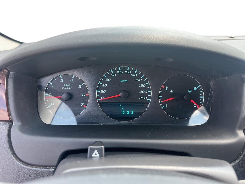 2011 Chevrolet Impala LT Sedan in Stratford, Ontario - 12 - w1024h768px