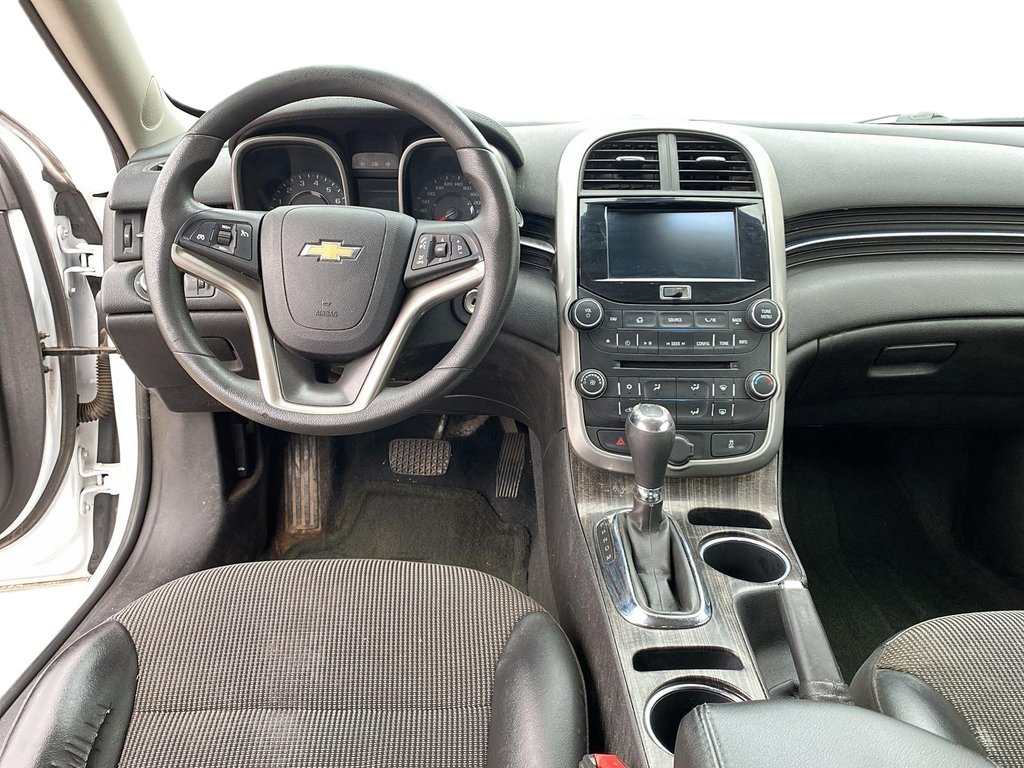 2016 Chevrolet Malibu LT in Stratford, Ontario - 9 - w1024h768px