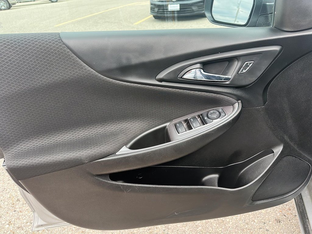 2021 Chevrolet Malibu LS in Stratford, Ontario - 9 - w1024h768px