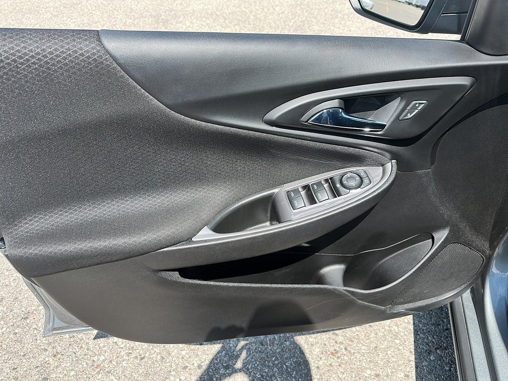 2023 Chevrolet Malibu LT in Stratford, Ontario - 10 - w1024h768px