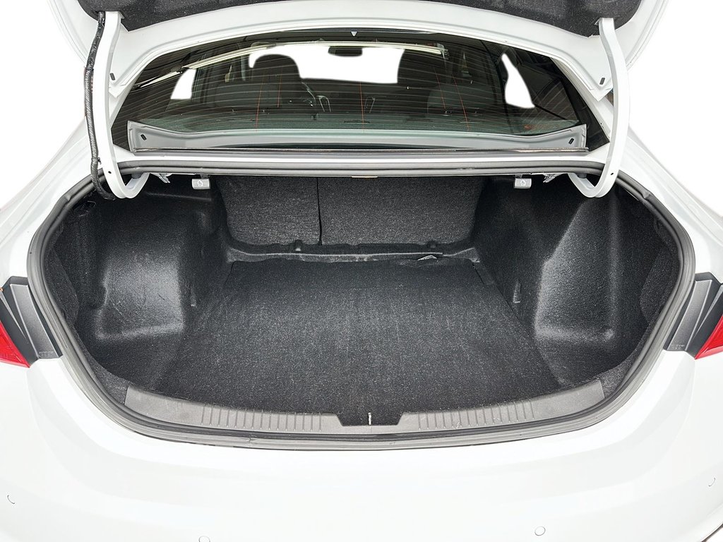 2023 Chevrolet Malibu LT in Stratford, Ontario - 6 - w1024h768px