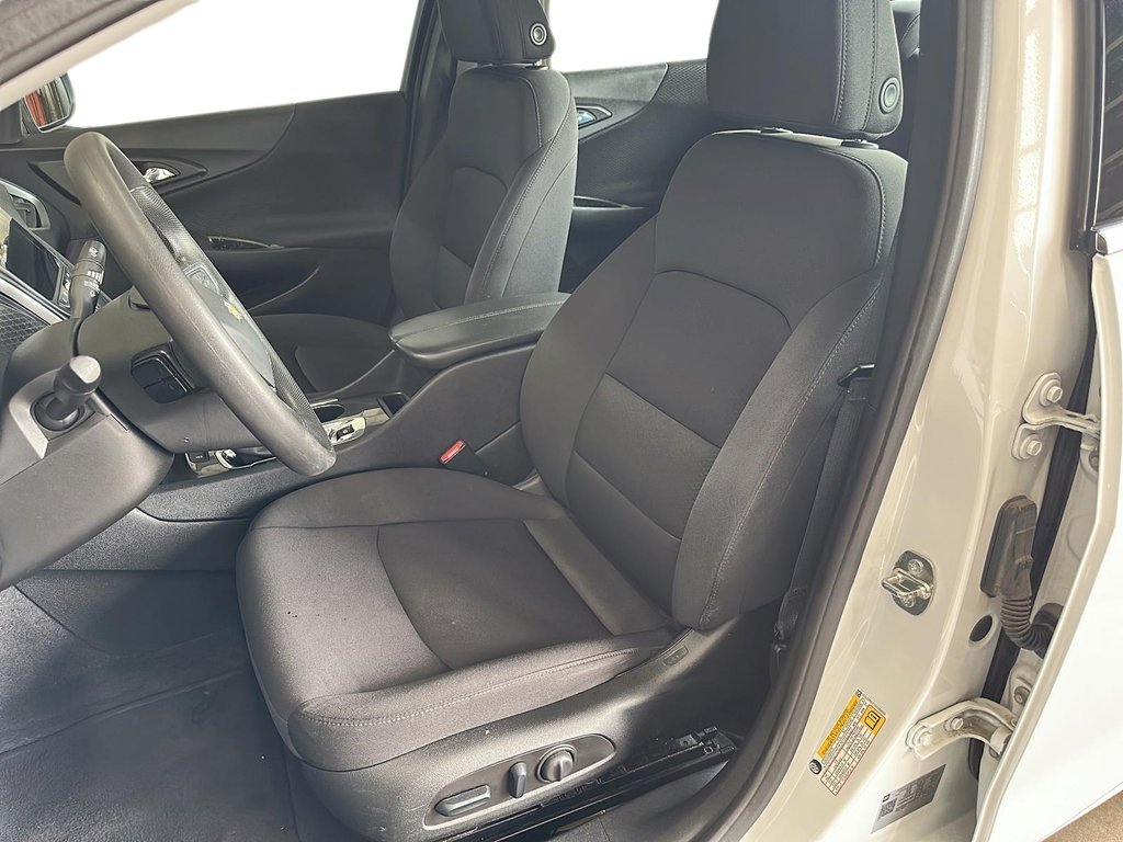 2023 Chevrolet Malibu LT in Stratford, Ontario - 11 - w1024h768px