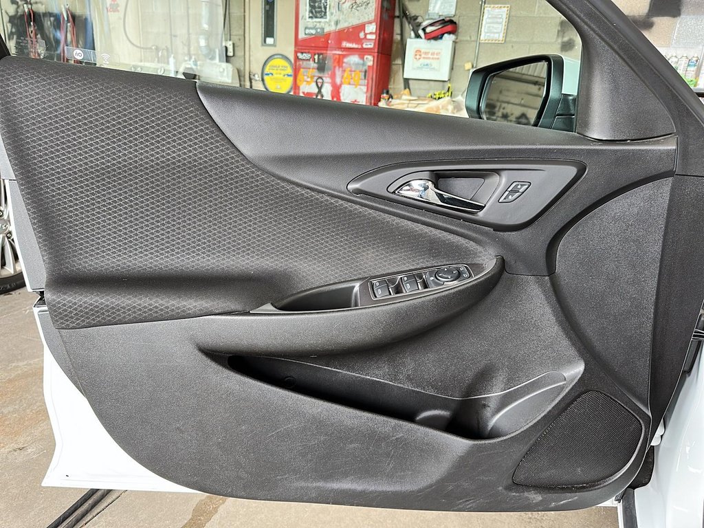 2023 Chevrolet Malibu LT in Stratford, Ontario - 15 - w1024h768px