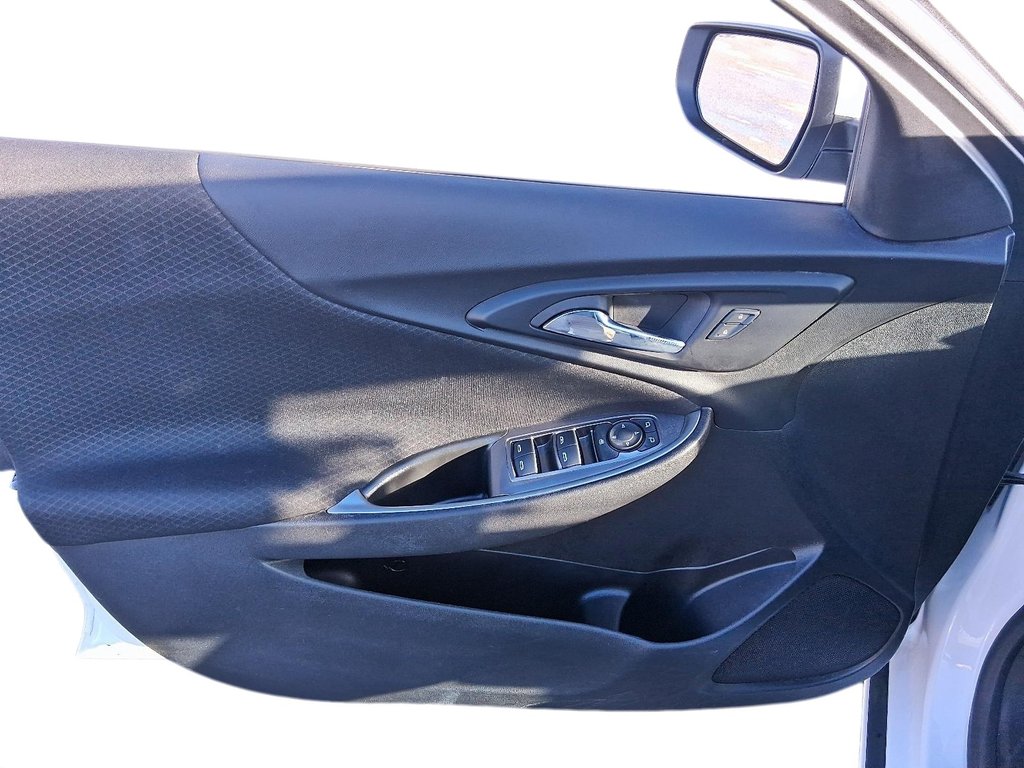 2023 Chevrolet Malibu LT in Stratford, Ontario - 11 - w1024h768px