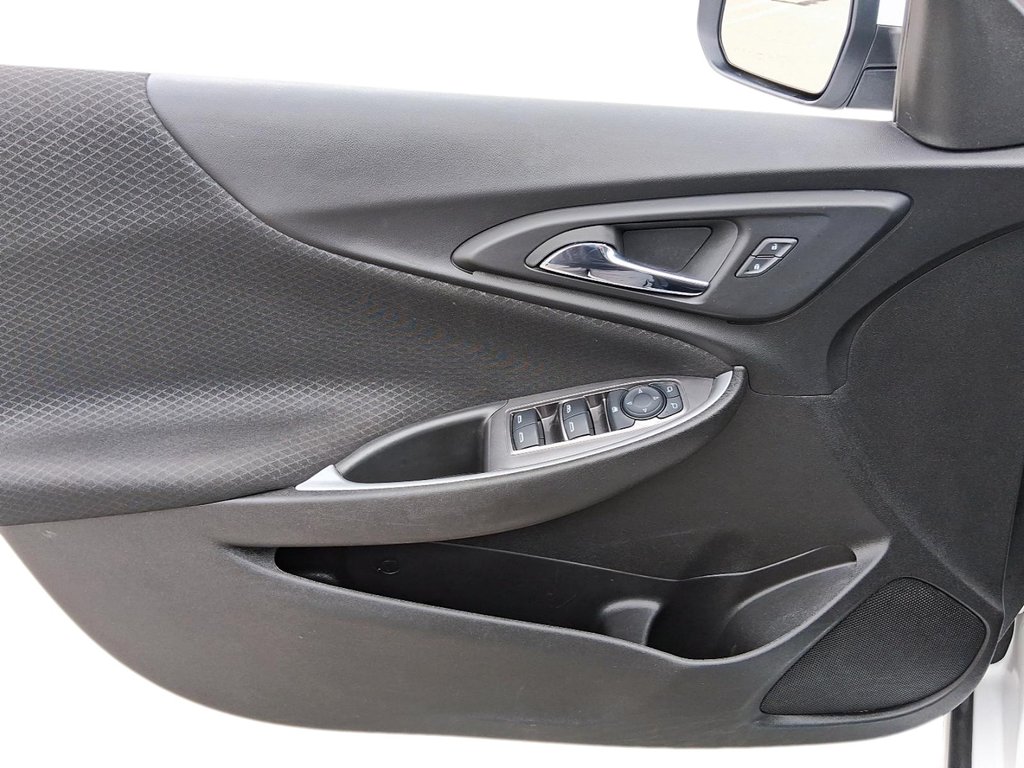 2023 Chevrolet Malibu LT in Stratford, Ontario - 11 - w1024h768px
