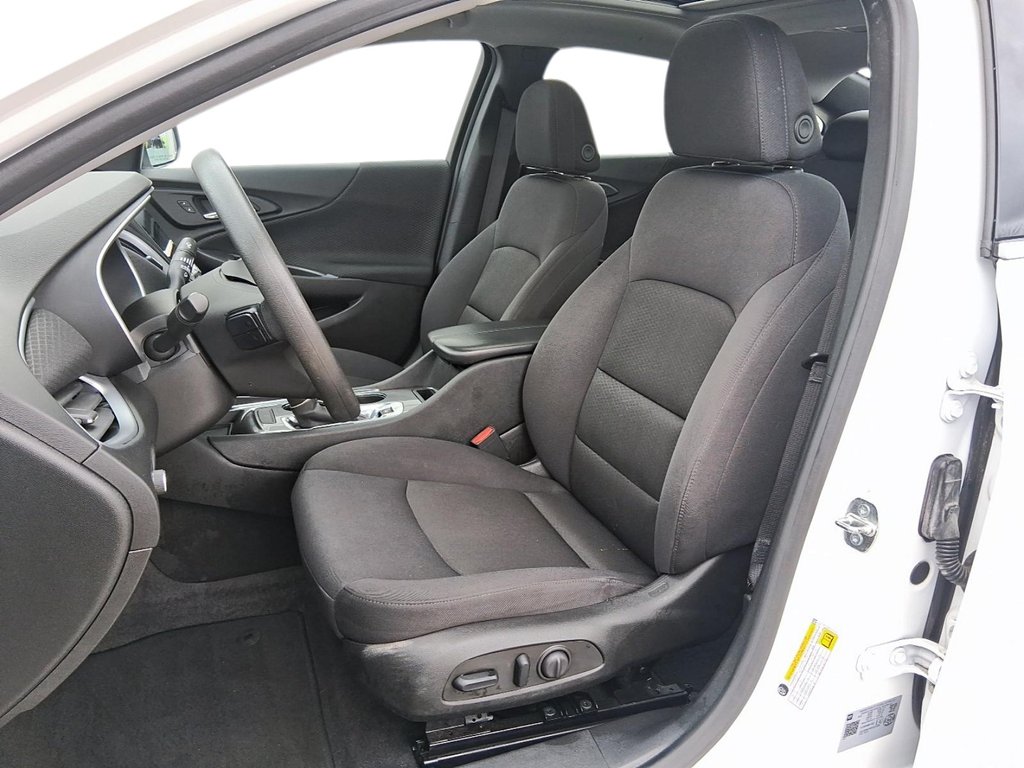 2023 Chevrolet Malibu LT in Stratford, Ontario - 8 - w1024h768px