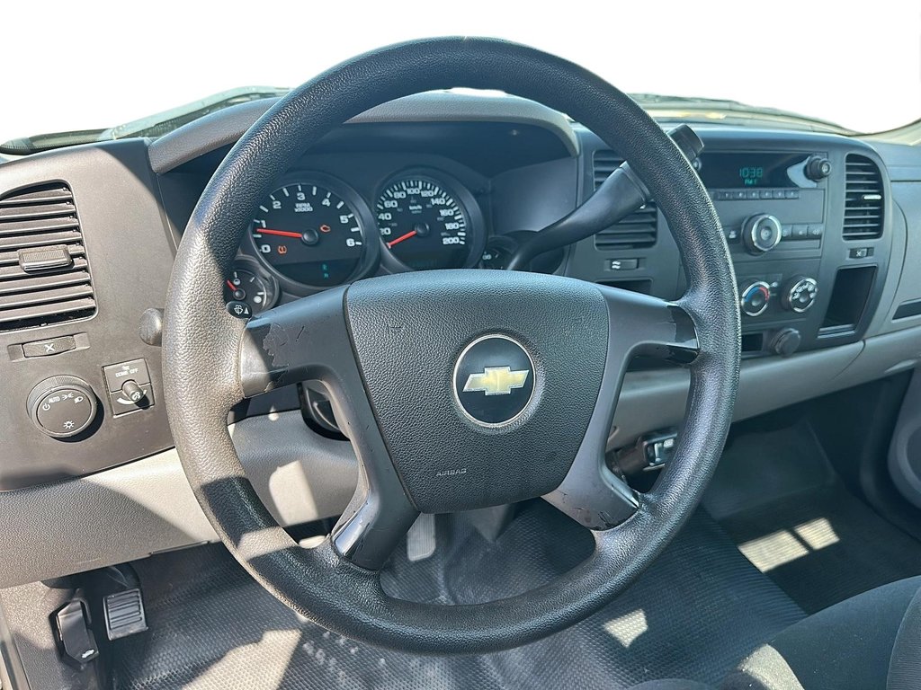 2008 Chevrolet Silverado 1500 LT Reg Cab in Stratford, Ontario - 9 - w1024h768px