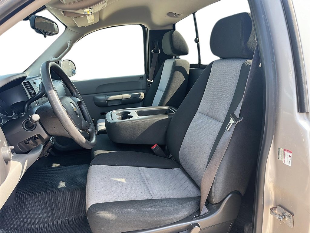 2008 Chevrolet Silverado 1500 LT Reg Cab in Stratford, Ontario - 7 - w1024h768px