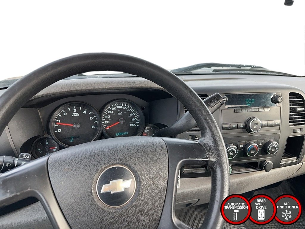 2009 Chevrolet Silverado 1500 LT Reg Cab in Stratford, Ontario - 12 - w1024h768px