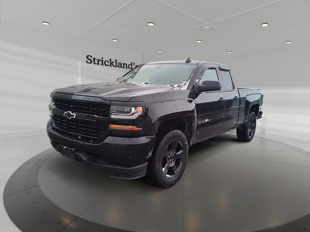 2017  Silverado 1500 Double 4x4 Custom / Standard Box in Stratford, Ontario - 1 - w1024h768px