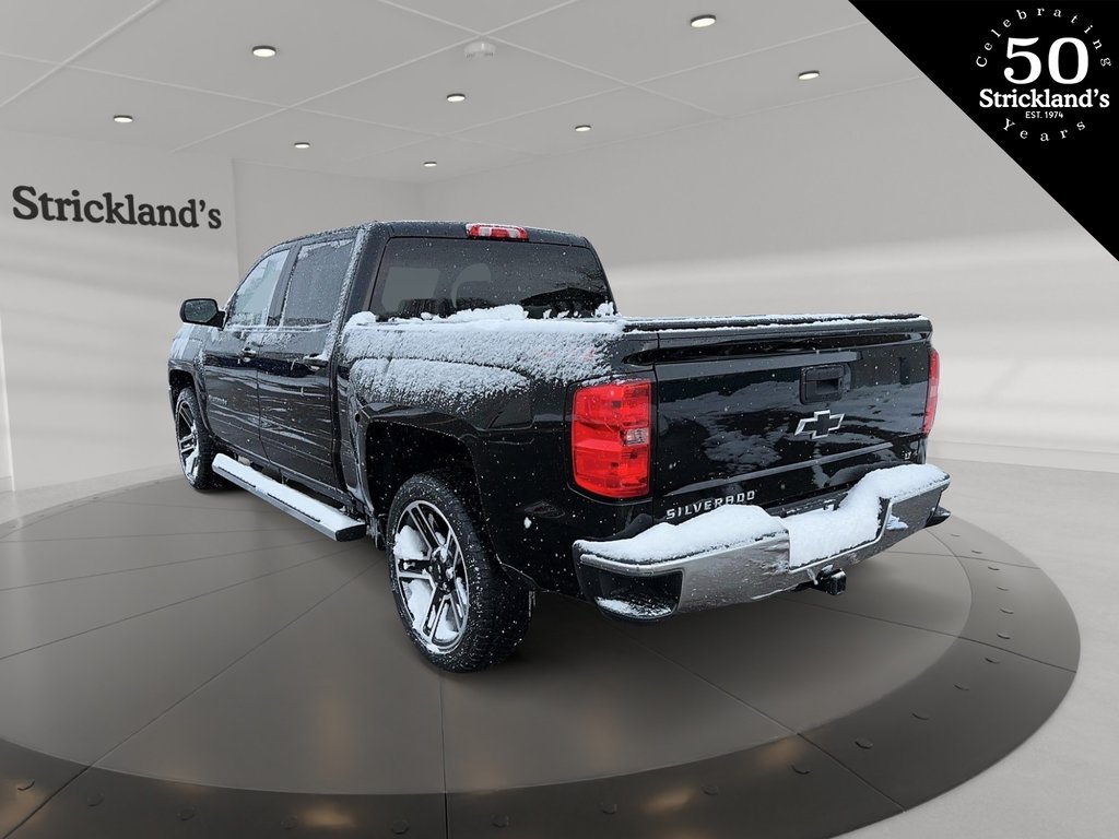 2017  Silverado 1500 Crew 4x4 LT / Short Box in Stratford, Ontario - 4 - w1024h768px