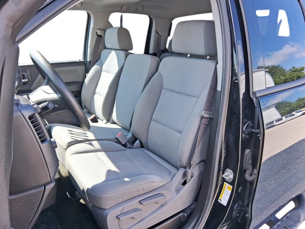 2017 Chevrolet Silverado 1500 Double 4x4 WT / Standard Box in Stratford, Ontario - 7 - w1024h768px