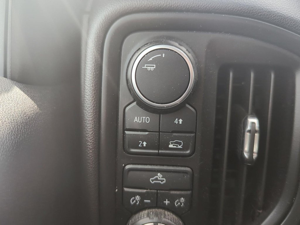 2019 Chevrolet Silverado 1500 Double 4x4 Custom / Standard Box (w / Nqg) in Stratford, Ontario - 16 - w1024h768px