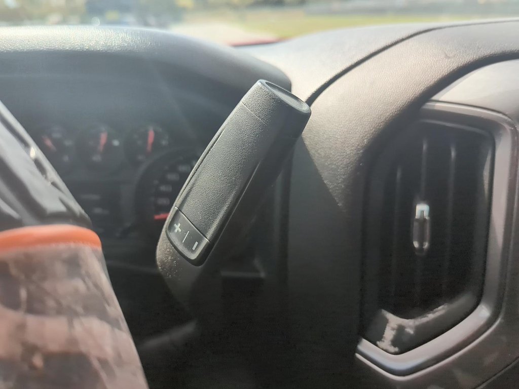 2019 Chevrolet Silverado 1500 Double 4x4 Custom / Standard Box (w / Nqg) in Stratford, Ontario - 15 - w1024h768px