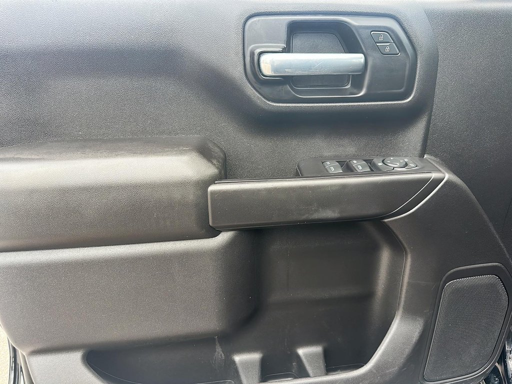 2021 Chevrolet Silverado 1500 Crew Cab 4x4 Custom / Standard Box in Stratford, Ontario - 9 - w1024h768px