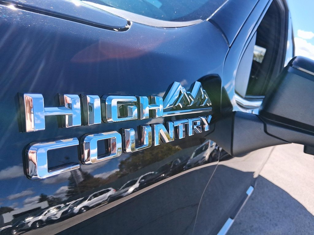 2021 Chevrolet Silverado 1500 Crew Cab 4x4 High Country / Standard Box in Stratford, Ontario - 6 - w1024h768px