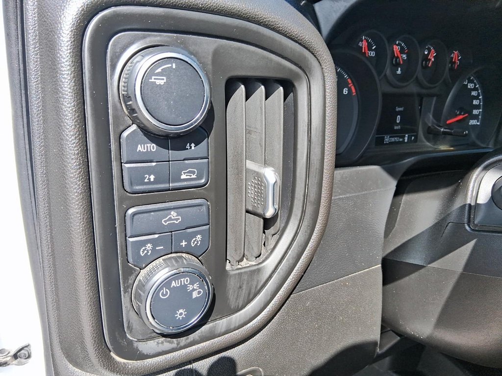 2021 Chevrolet Silverado 1500 Double Cab 4x4 Custom / Standard Box in Stratford, Ontario - 17 - w1024h768px
