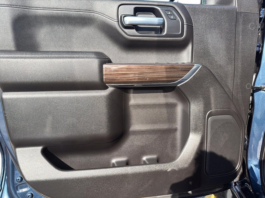 2021 Chevrolet Silverado 1500 Crew Cab 4x4 LT / Standard Box in Stratford, Ontario - 9 - w1024h768px