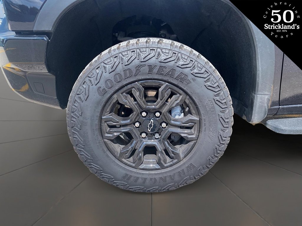 2022  Silverado 1500 Crew Cab 4x4 ZR2 / Short Box in Stratford, Ontario - 8 - w1024h768px