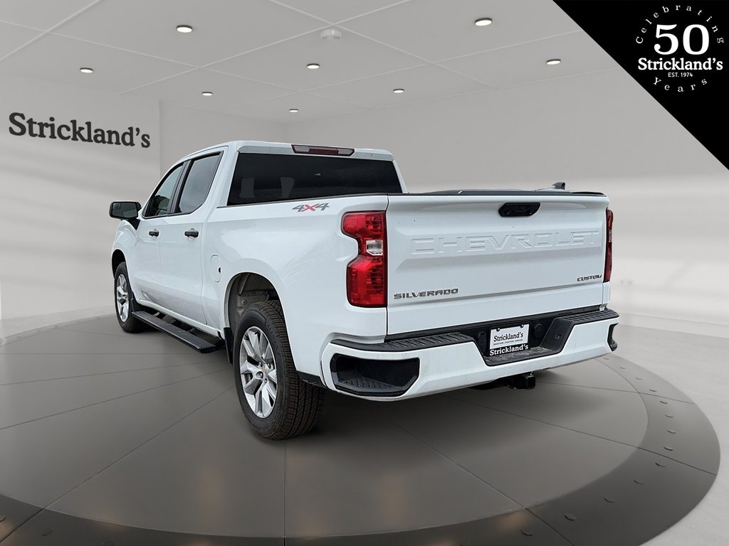 2022  Silverado 1500 Crew Cab 4x4 Custom / Short Box in Stratford, Ontario - 4 - w1024h768px