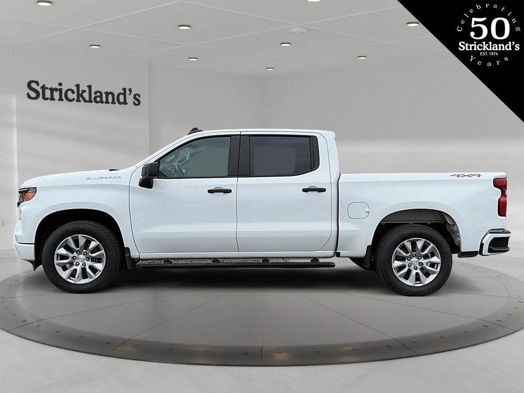 2022  Silverado 1500 Crew Cab 4x4 Custom / Short Box in Stratford, Ontario - 5 - w1024h768px