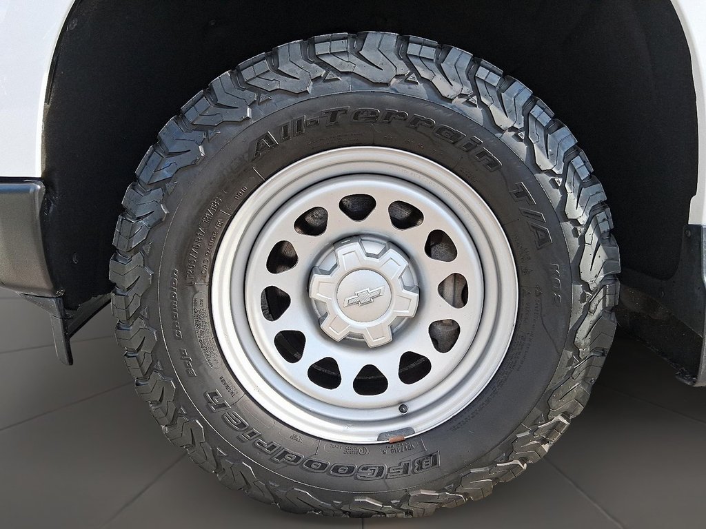 2022 Chevrolet Silverado 1500 Crew Cab 4x4 WT / Standard Box in Stratford, Ontario - 6 - w1024h768px