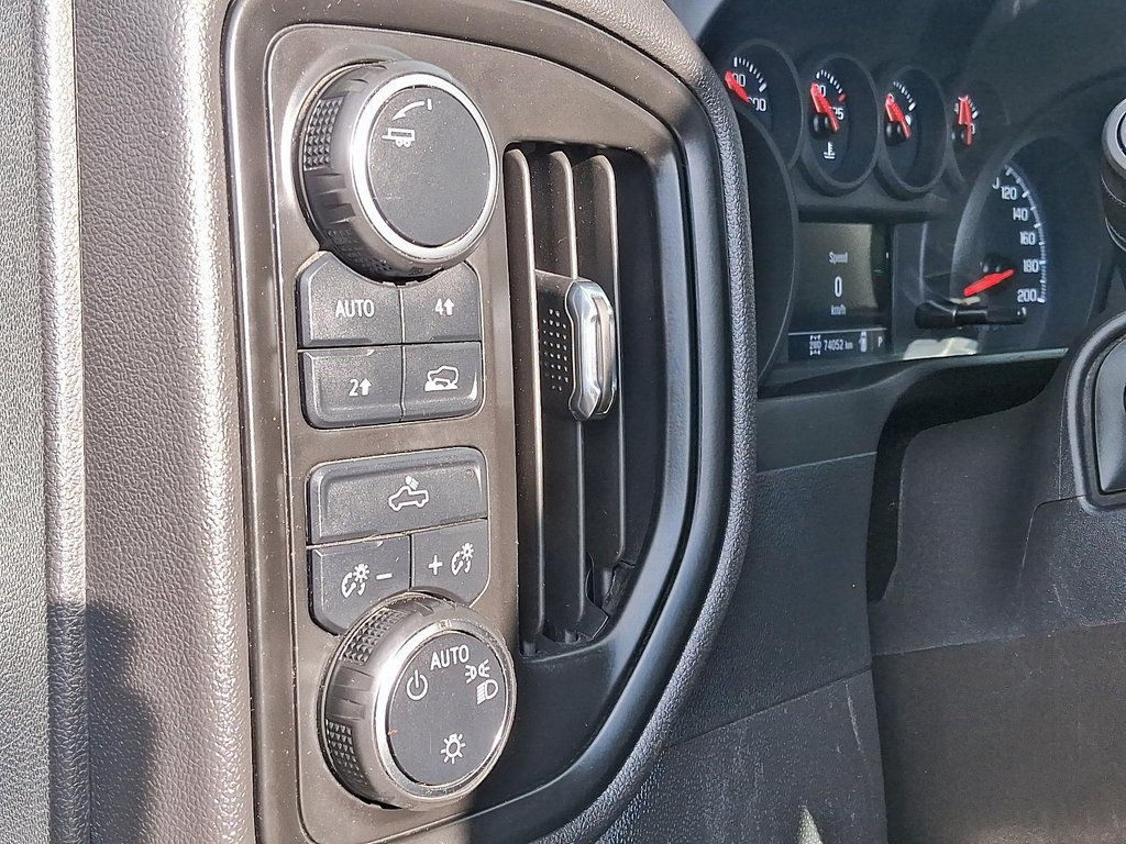 2022 Chevrolet Silverado 1500 Crew Cab 4x4 WT / Standard Box in Stratford, Ontario - 16 - w1024h768px