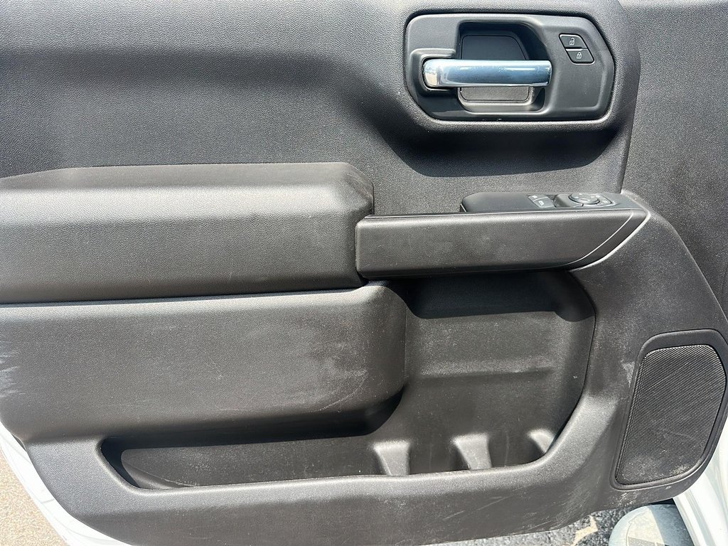 2023 Chevrolet Silverado 1500 Regular Cab 4x2 WT / Long Box in Stratford, Ontario - 9 - w1024h768px