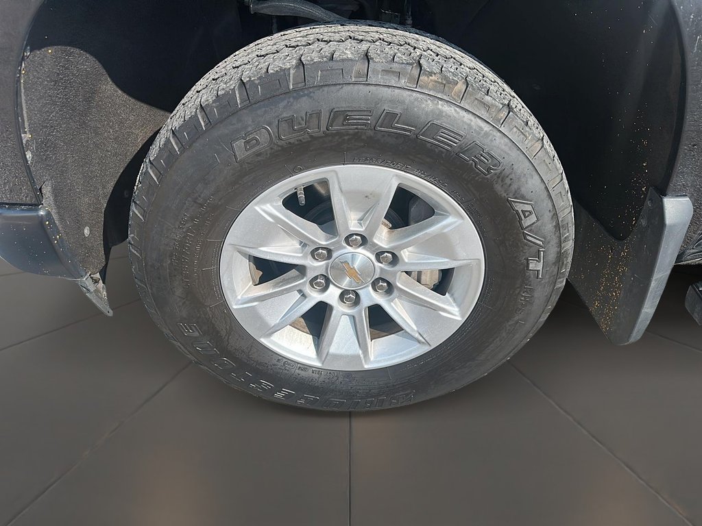 2023 Chevrolet Silverado 1500 Crew Cab 4x4 WT / Standard Box in Stratford, Ontario - 6 - w1024h768px
