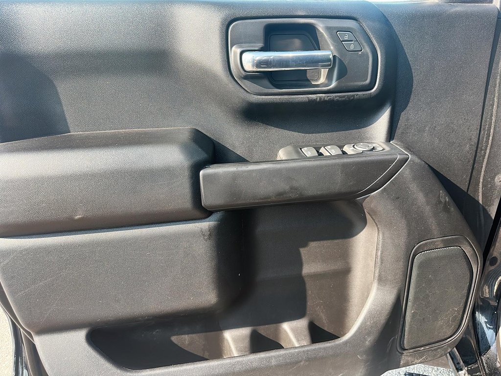 2023 Chevrolet Silverado 1500 Crew Cab 4x4 WT / Standard Box in Stratford, Ontario - 9 - w1024h768px