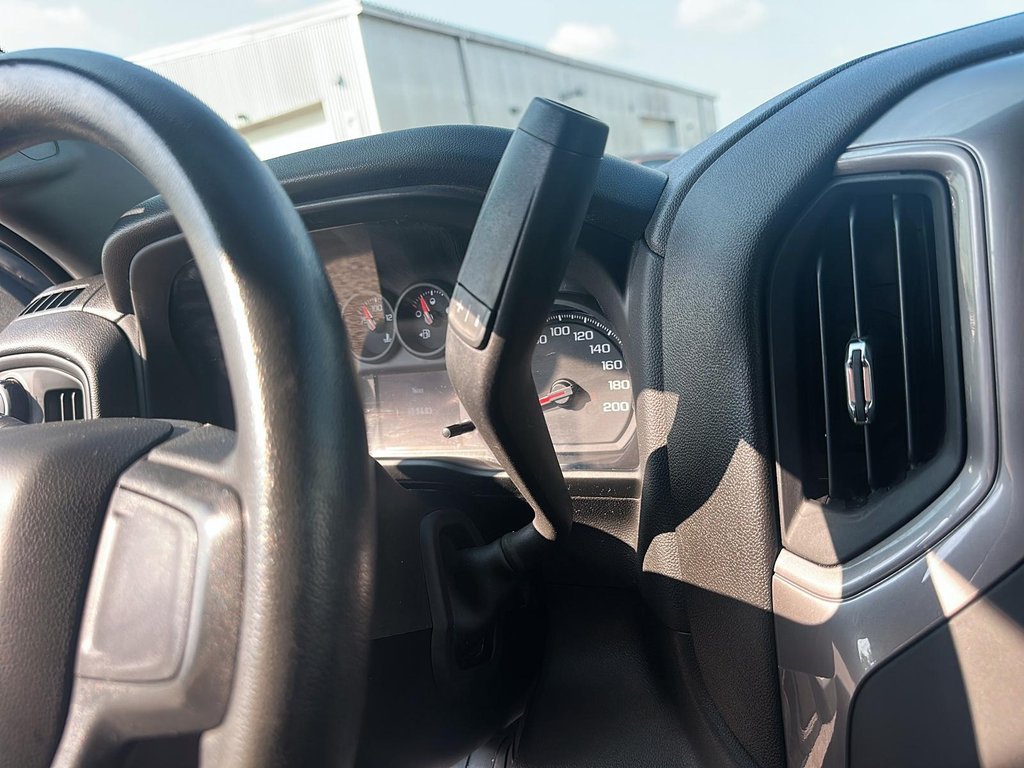 2023 Chevrolet Silverado 1500 Crew Cab 4x4 WT / Standard Box in Stratford, Ontario - 13 - w1024h768px