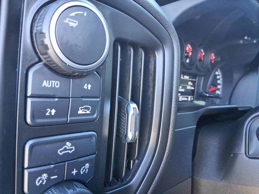 2023 Chevrolet Silverado 1500 Crew Cab 4x4 WT / Standard Box in Stratford, Ontario - 17 - w1024h768px