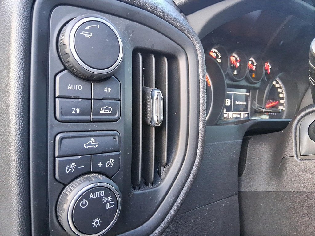 2023 Chevrolet Silverado 1500 Crew Cab 4x4 WT / Standard Box in Stratford, Ontario - 17 - w1024h768px