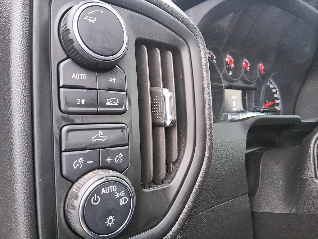2023 Chevrolet Silverado 1500 Crew Cab 4x4 WT / Standard Box in Stratford, Ontario - 17 - w1024h768px