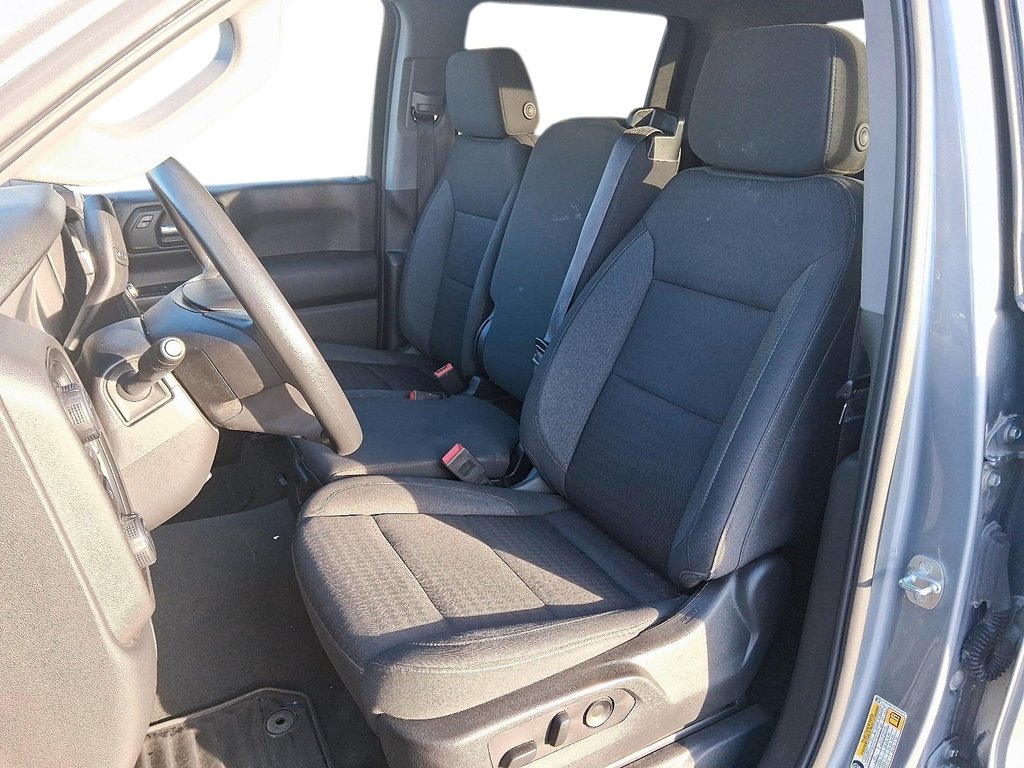 2023 Chevrolet Silverado 1500 Crew Cab 4x4 Custom / Short Box in Stratford, Ontario - 7 - w1024h768px