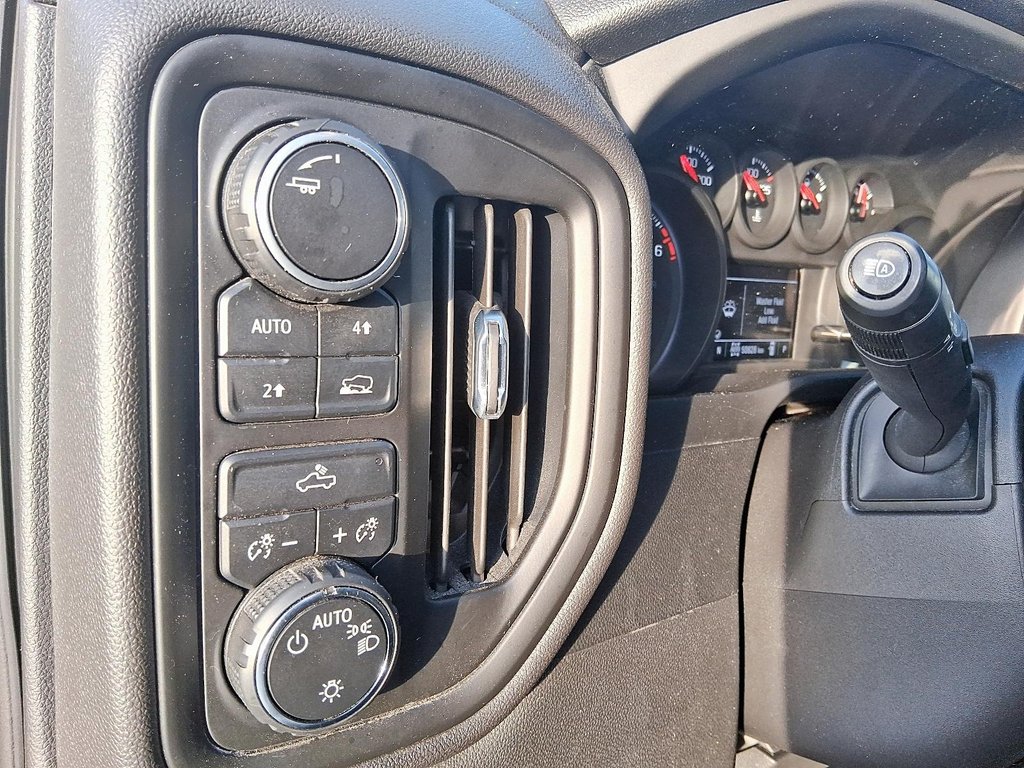 2023 Chevrolet Silverado 1500 Crew Cab 4x4 Custom / Short Box in Stratford, Ontario - 17 - w1024h768px