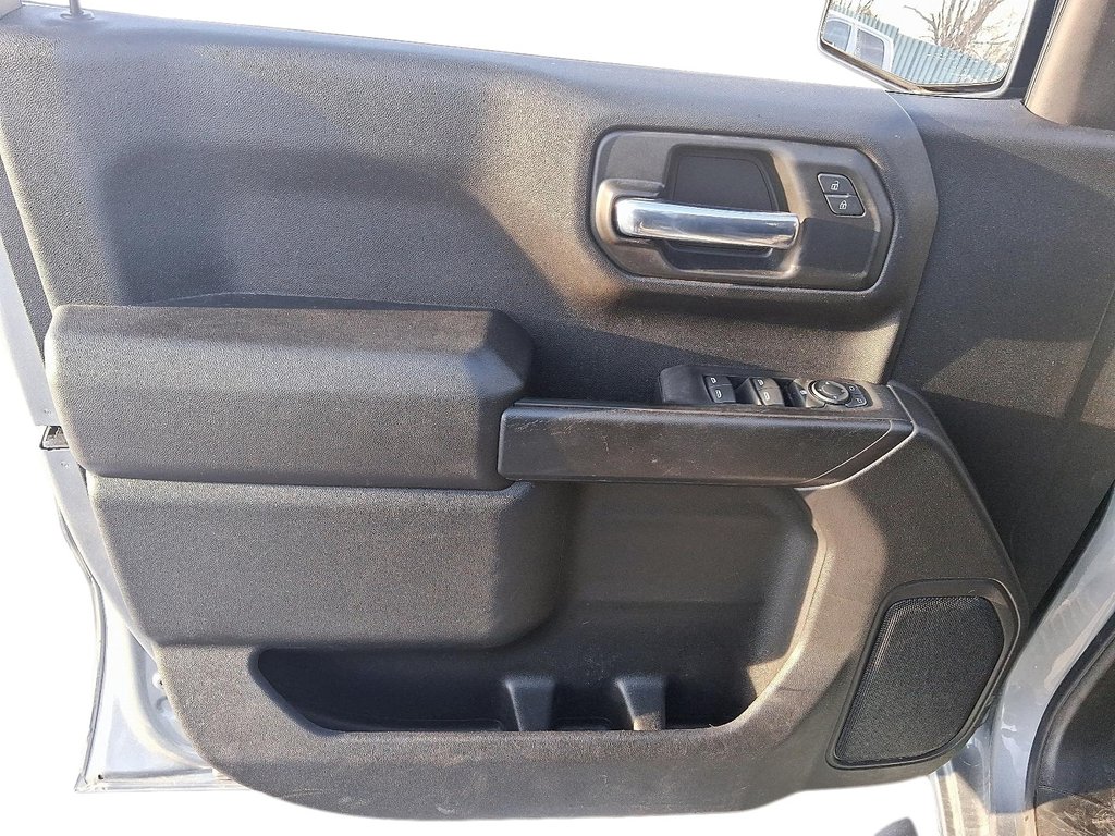 2023 Chevrolet Silverado 1500 Crew Cab 4x4 Custom / Short Box in Stratford, Ontario - 11 - w1024h768px