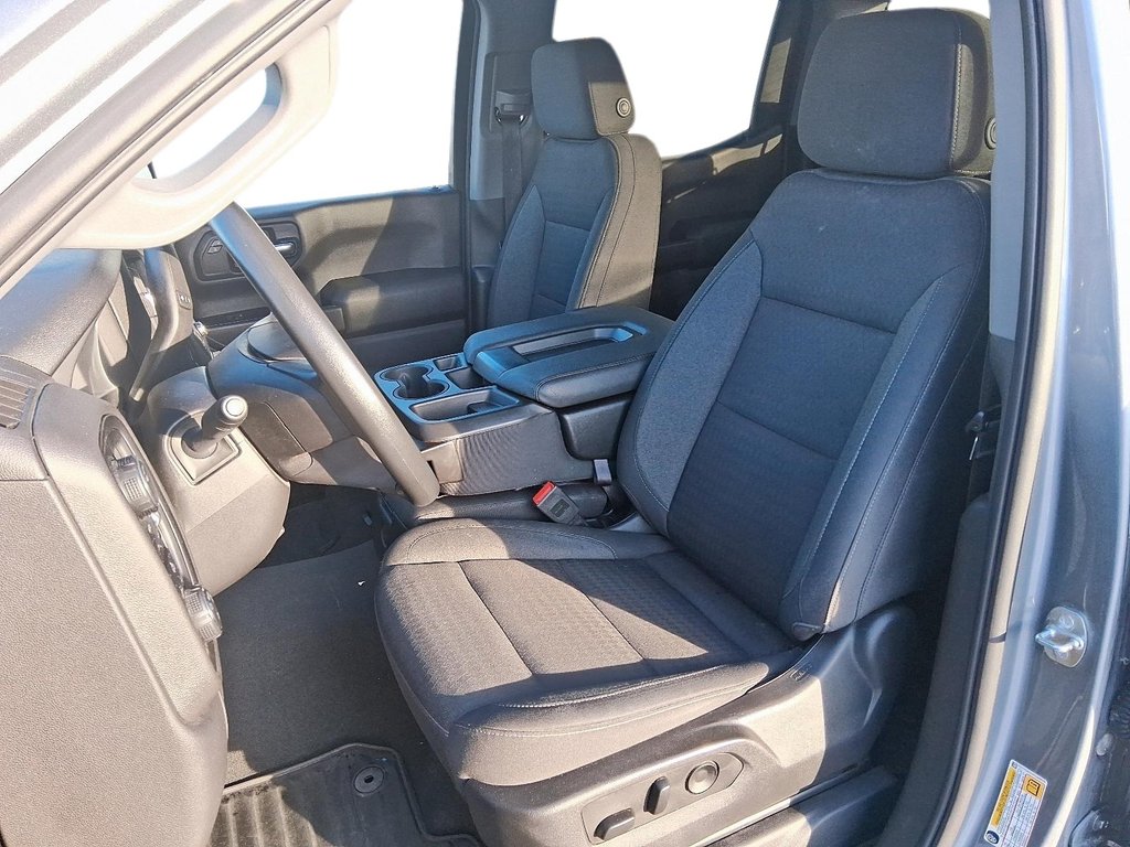 2023 Chevrolet Silverado 1500 Crew Cab 4x4 Custom / Short Box in Stratford, Ontario - 8 - w1024h768px