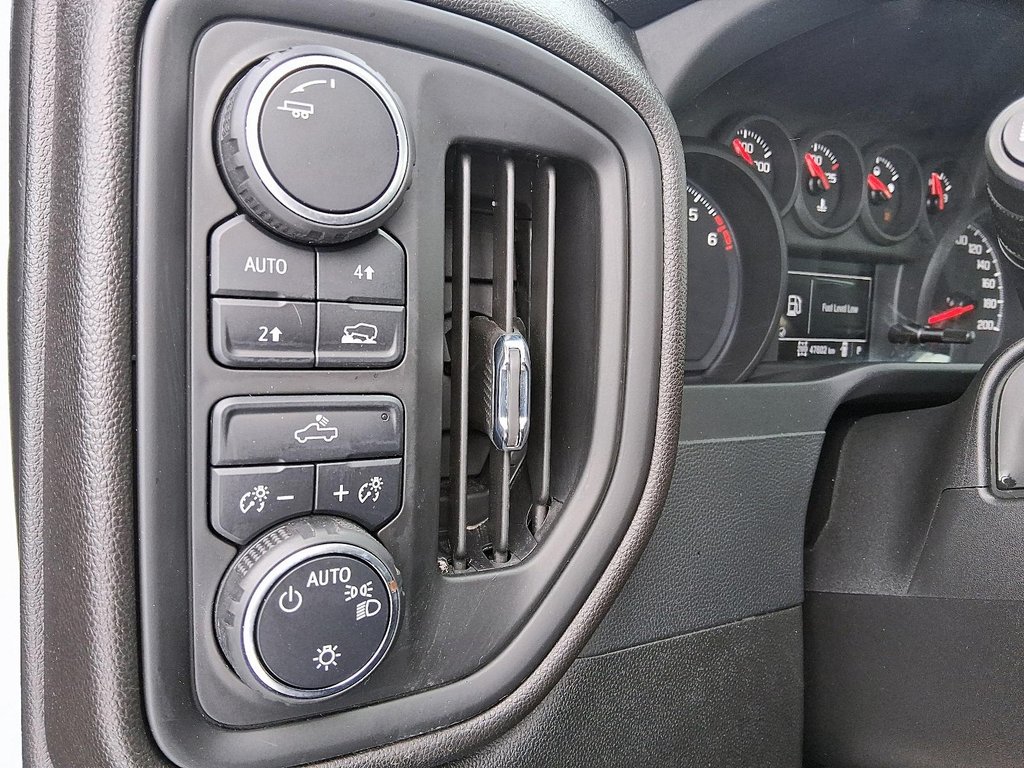 2023 Chevrolet Silverado 1500 Crew Cab 4x4 WT / Standard Box in Stratford, Ontario - 17 - w1024h768px