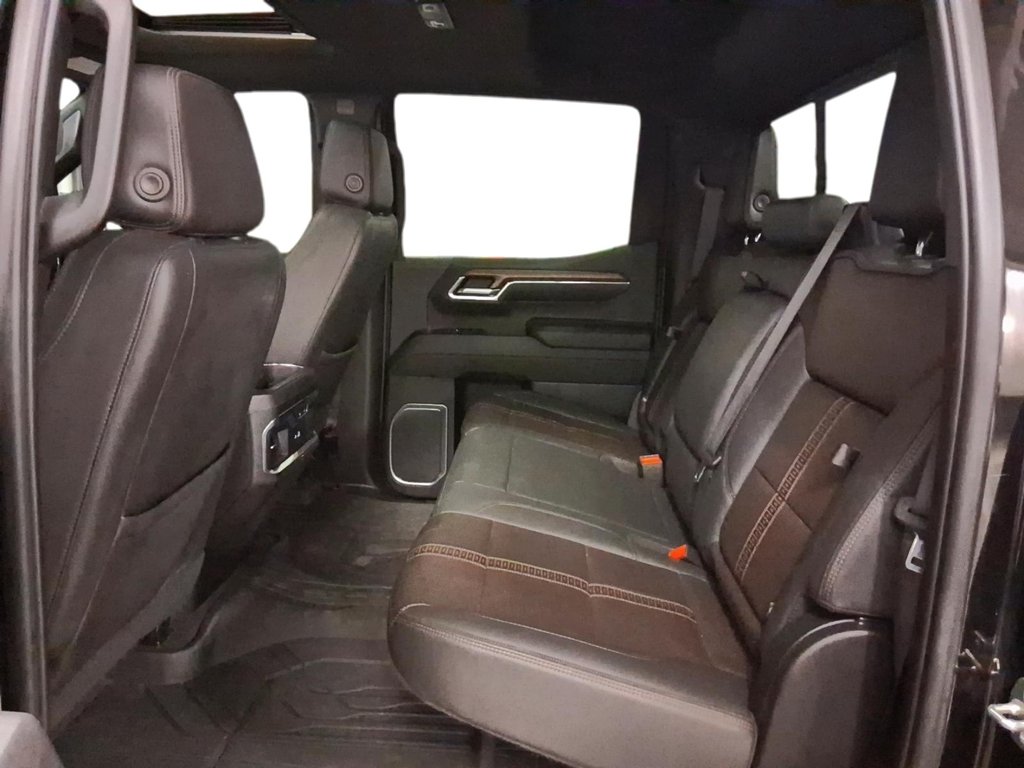 2023 Chevrolet Silverado 1500 Crew Cab 4x4 High Country / Standard Box in Stratford, Ontario - 9 - w1024h768px