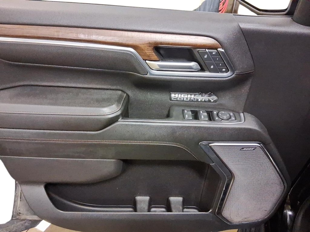 2023 Chevrolet Silverado 1500 Crew Cab 4x4 High Country / Standard Box in Stratford, Ontario - 11 - w1024h768px