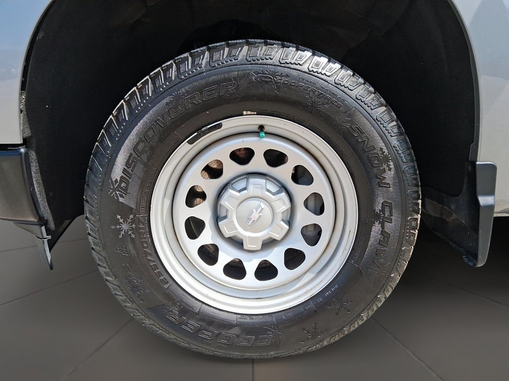 2023 Chevrolet Silverado 1500 Double Cab 4x4 WT / Standard Box in Stratford, Ontario - 6 - w1024h768px