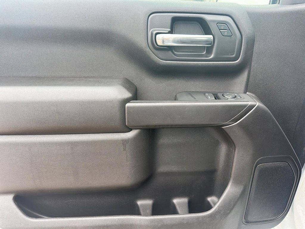 2024 Chevrolet Silverado 1500 Regular Cab Long Box 2-Wheel Drive Work Truck in Stratford, Ontario - 9 - w1024h768px