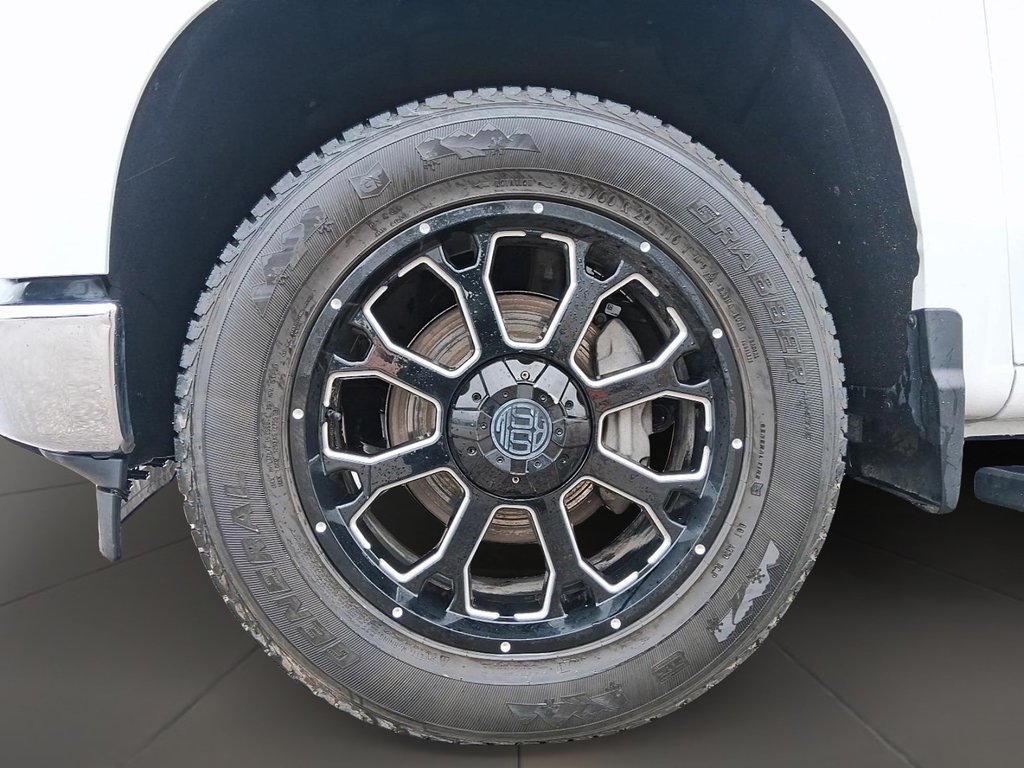 2025 Chevrolet Silverado 1500 Crew Cab Short Box 4-Wheel Drive LT in Stratford, Ontario - 6 - w1024h768px