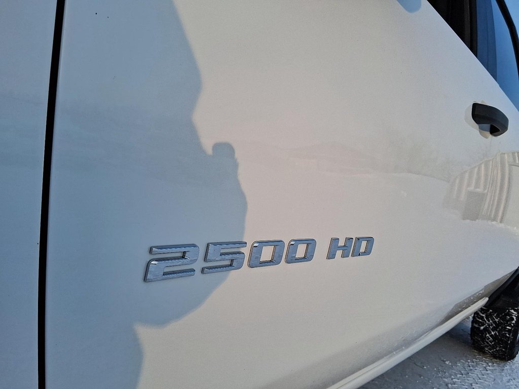 2022 Chevrolet Silverado 2500 Crew 4x4 Custom Standard Box in Stratford, Ontario - 6 - w1024h768px