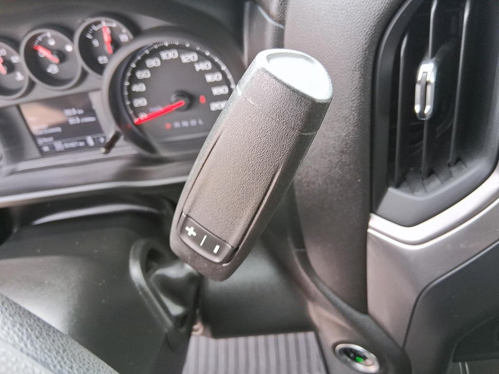 2024 Chevrolet Silverado 2500HD 4WD Crew Cab Standard Box Custom in Stratford, Ontario - 17 - w1024h768px