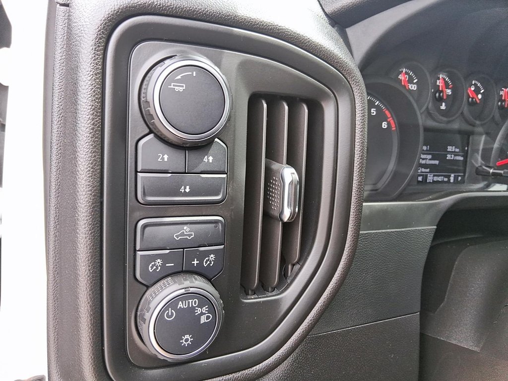 2024 Chevrolet Silverado 2500HD 4WD Crew Cab Standard Box Custom in Stratford, Ontario - 18 - w1024h768px