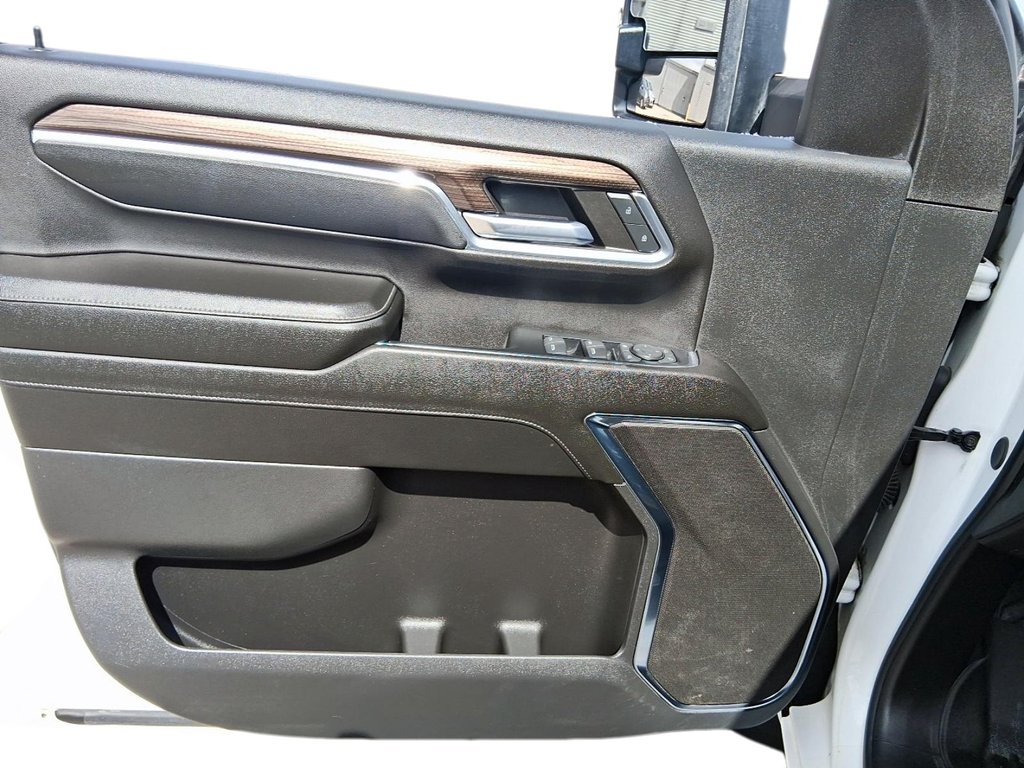 2024 Chevrolet Silverado 2500HD 4WD Crew Cab Standard Box LT in Stratford, Ontario - 12 - w1024h768px