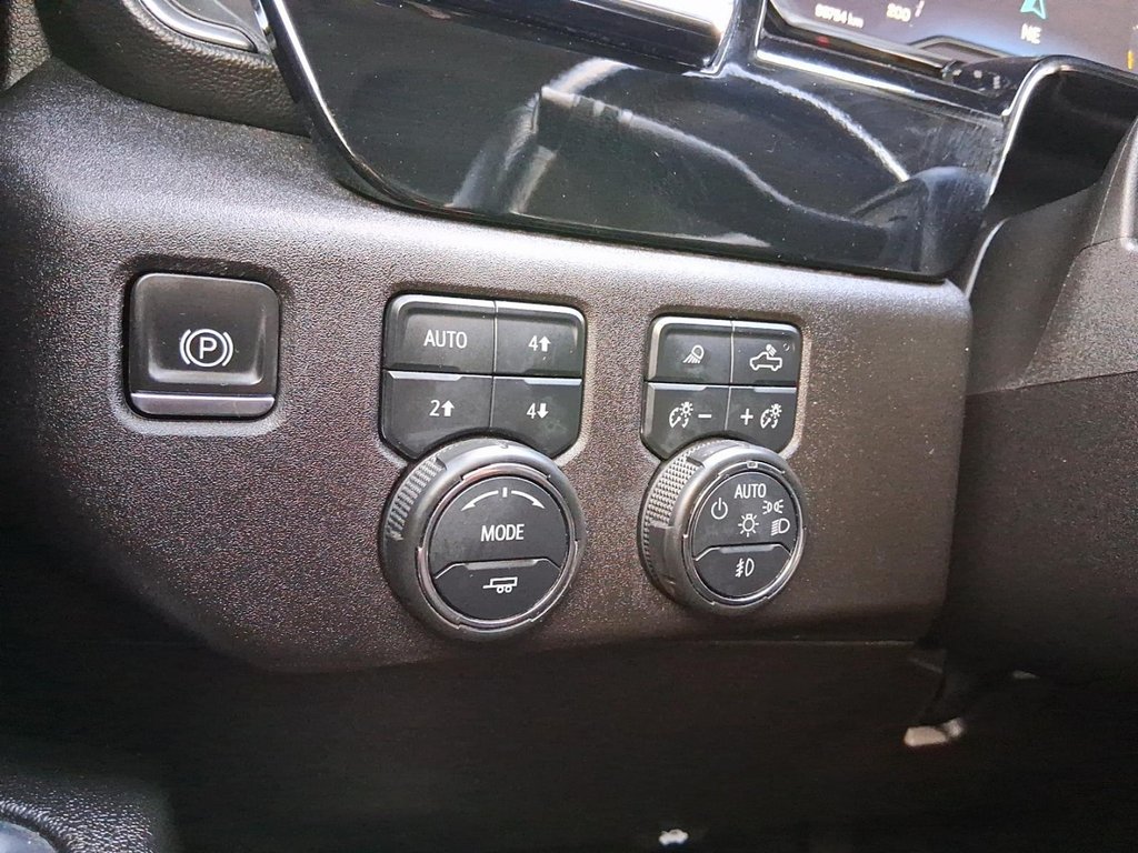 2024 Chevrolet Silverado 2500HD 4WD Crew Cab Standard Box LT in Stratford, Ontario - 18 - w1024h768px